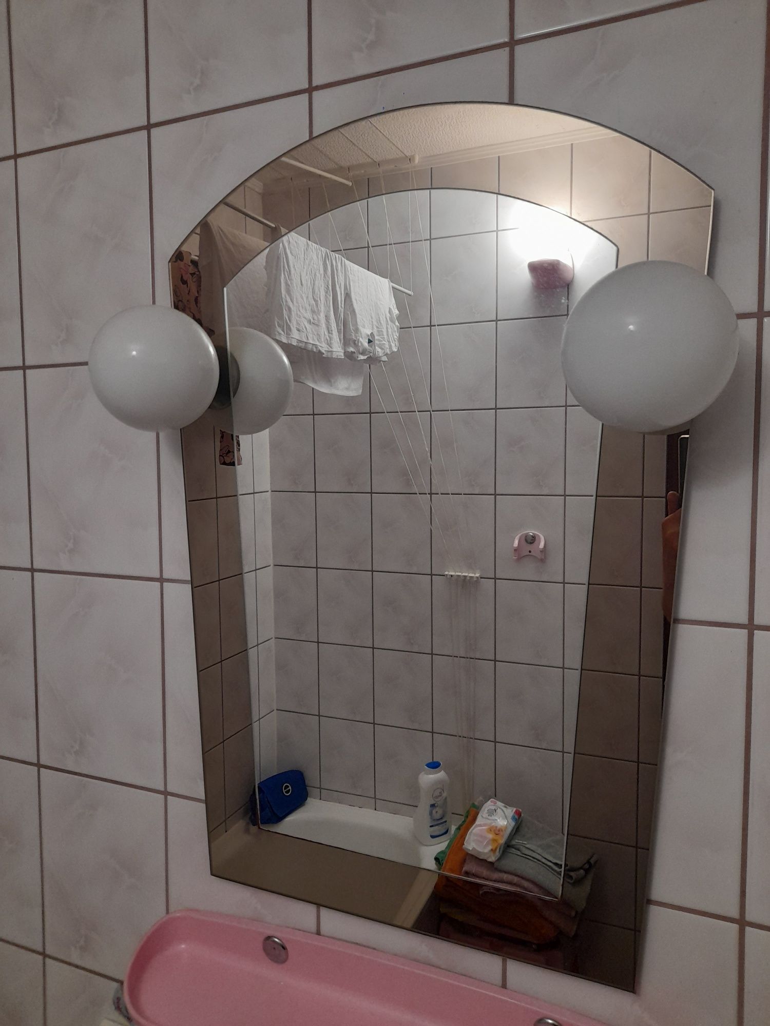 Lustro łazienkowe z oświetleniem i półeczką