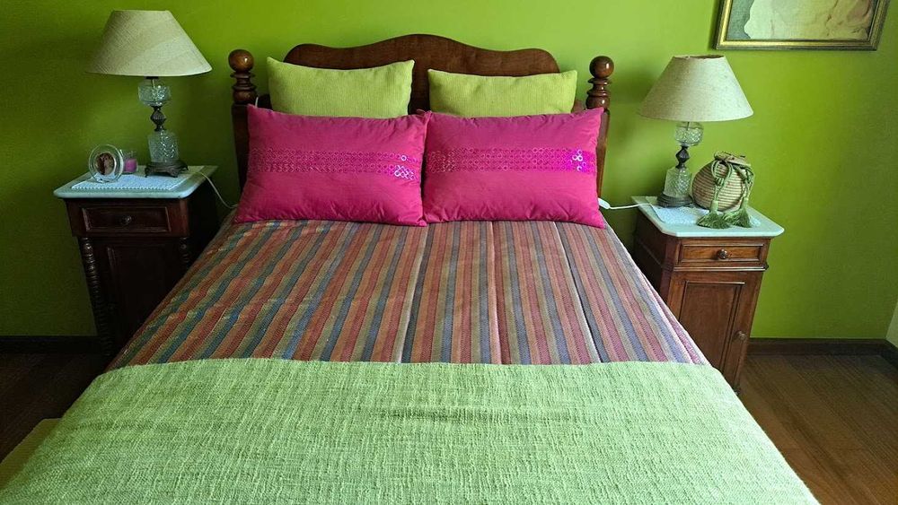 Camilha antiga Madeirense e duas mesas de cabeceira.