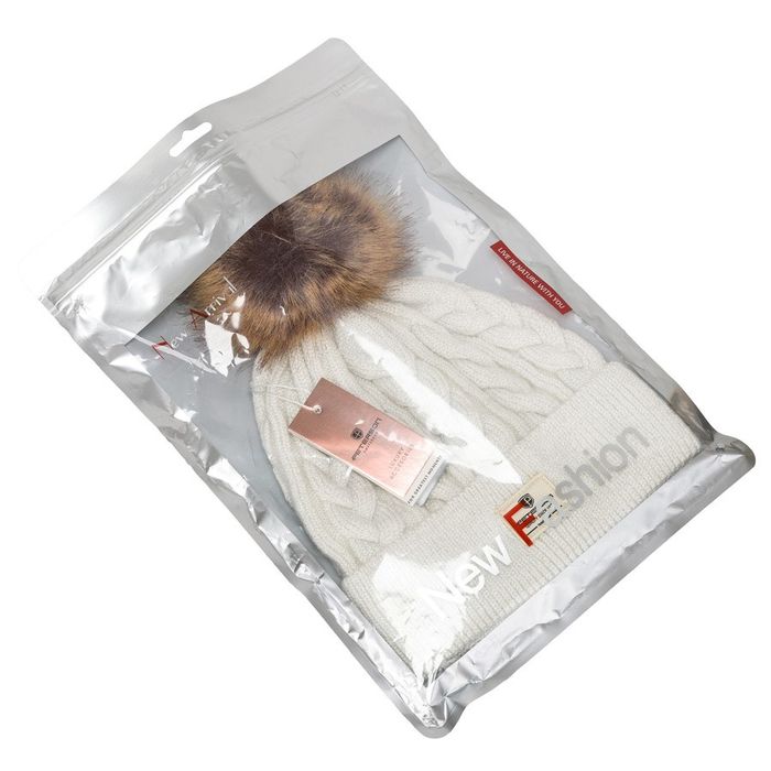 biała czapka zimowa z pomponem w naturalnym odcieniu - peterson