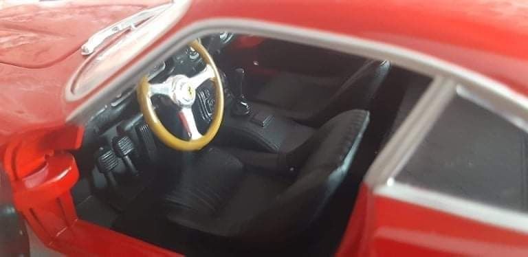 Model Ferrari Berlinetta 1/18 hw