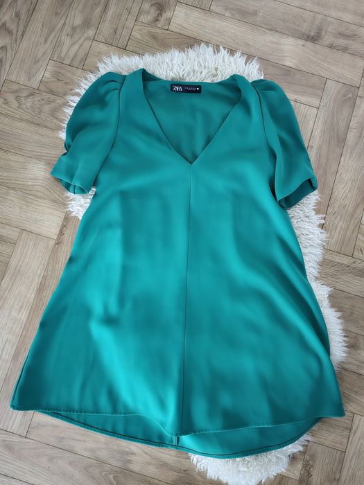 Butelkowa zieleń sukienka z bufkami krótki rękaw dekolt serek Zara XS