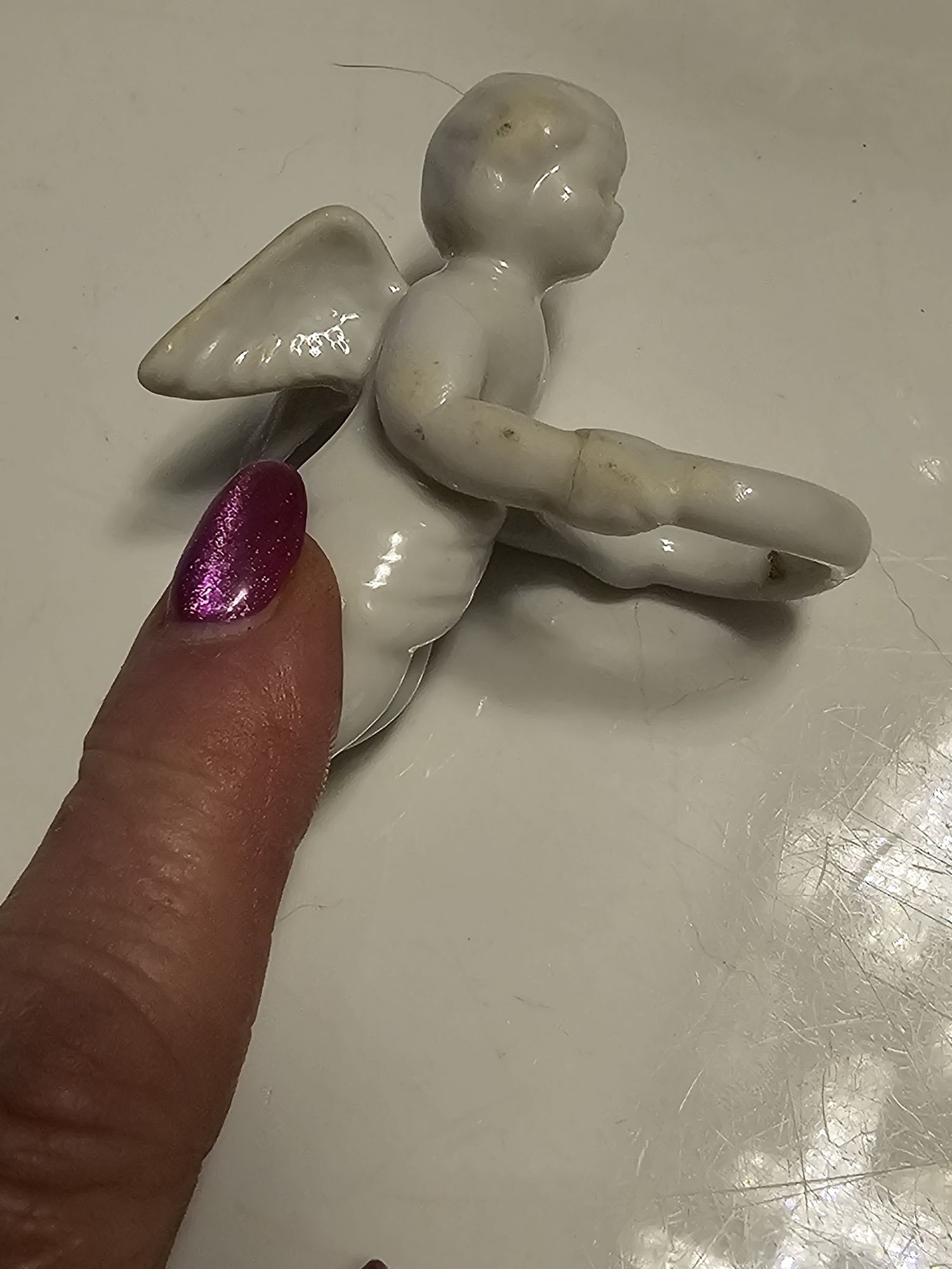 Aniołek porcelanowy .