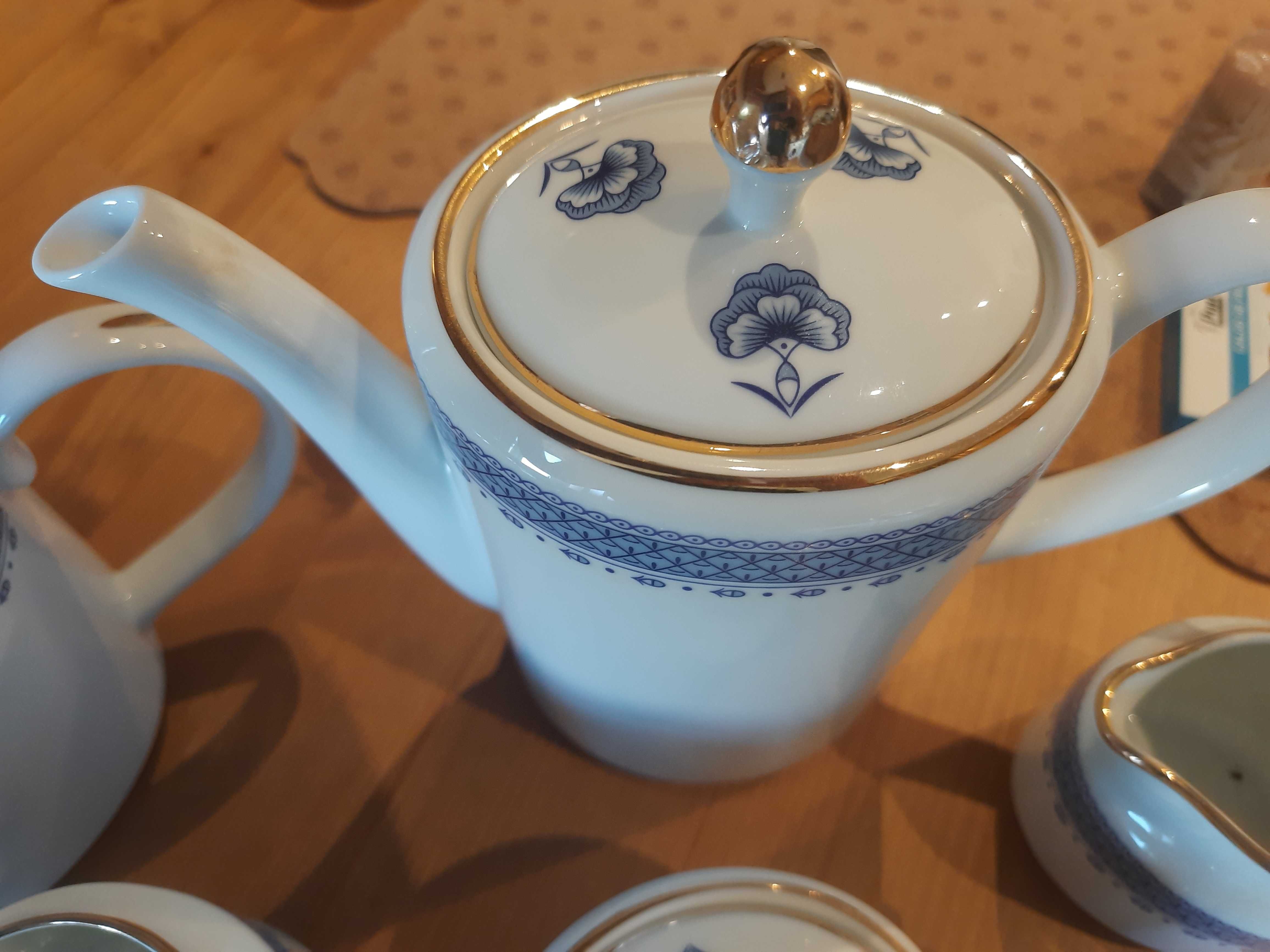 Porcelana de café e chá, com açucareiro, 2 leiteiras e 2 bules.