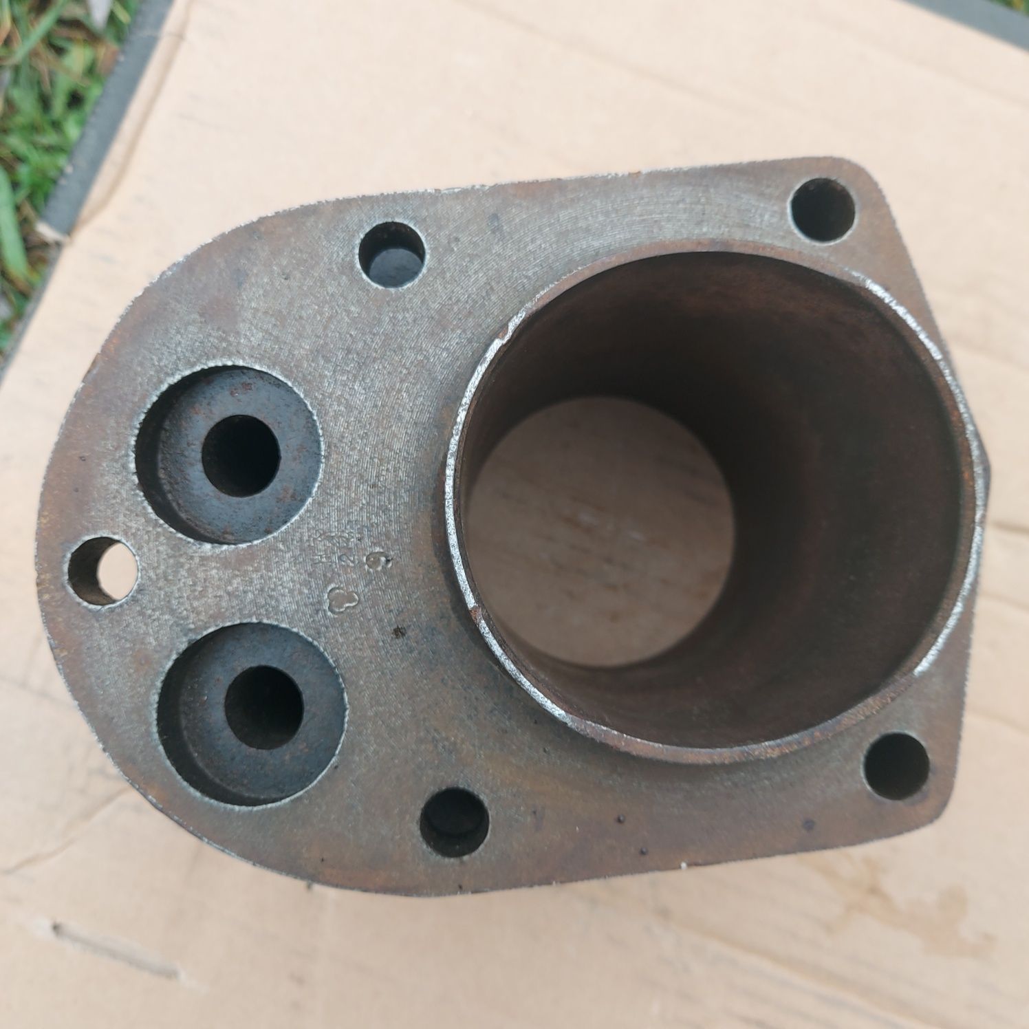 Niemiecki DDR żeliwny cylinder KS 600