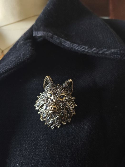 Piękna duża broszka z kamieniami