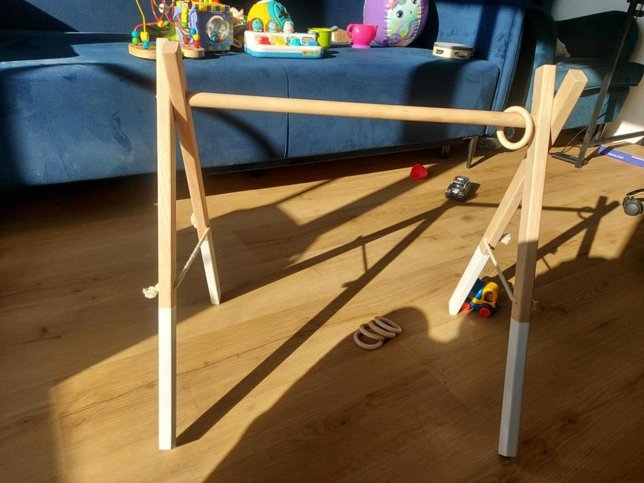 Stojak edukacyjny drewniany Baby Gym60cm x 60cm z 5 kółeczkami