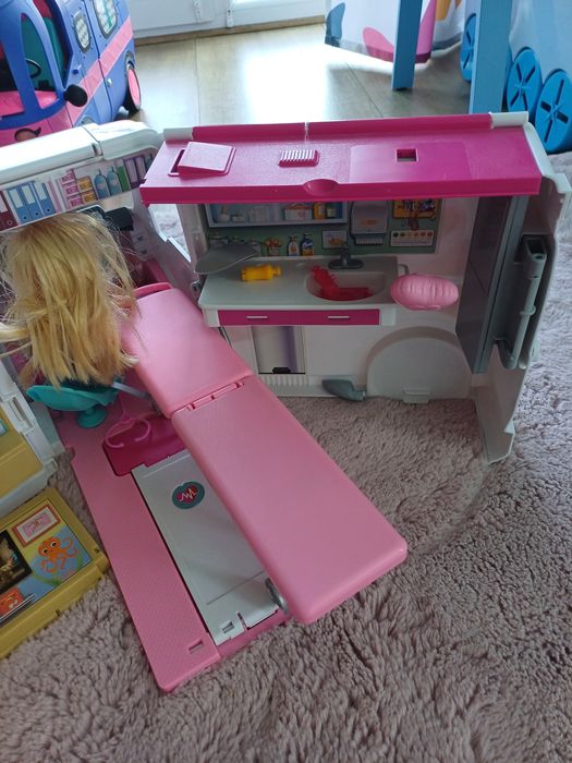 Sprzedam karetkę Barbie jak nowa
