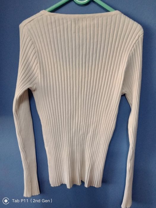 Sweter prążkowany z dekoltem L/XL