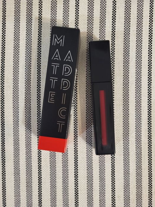 Czerwona matowa pomadka szminka w płynie