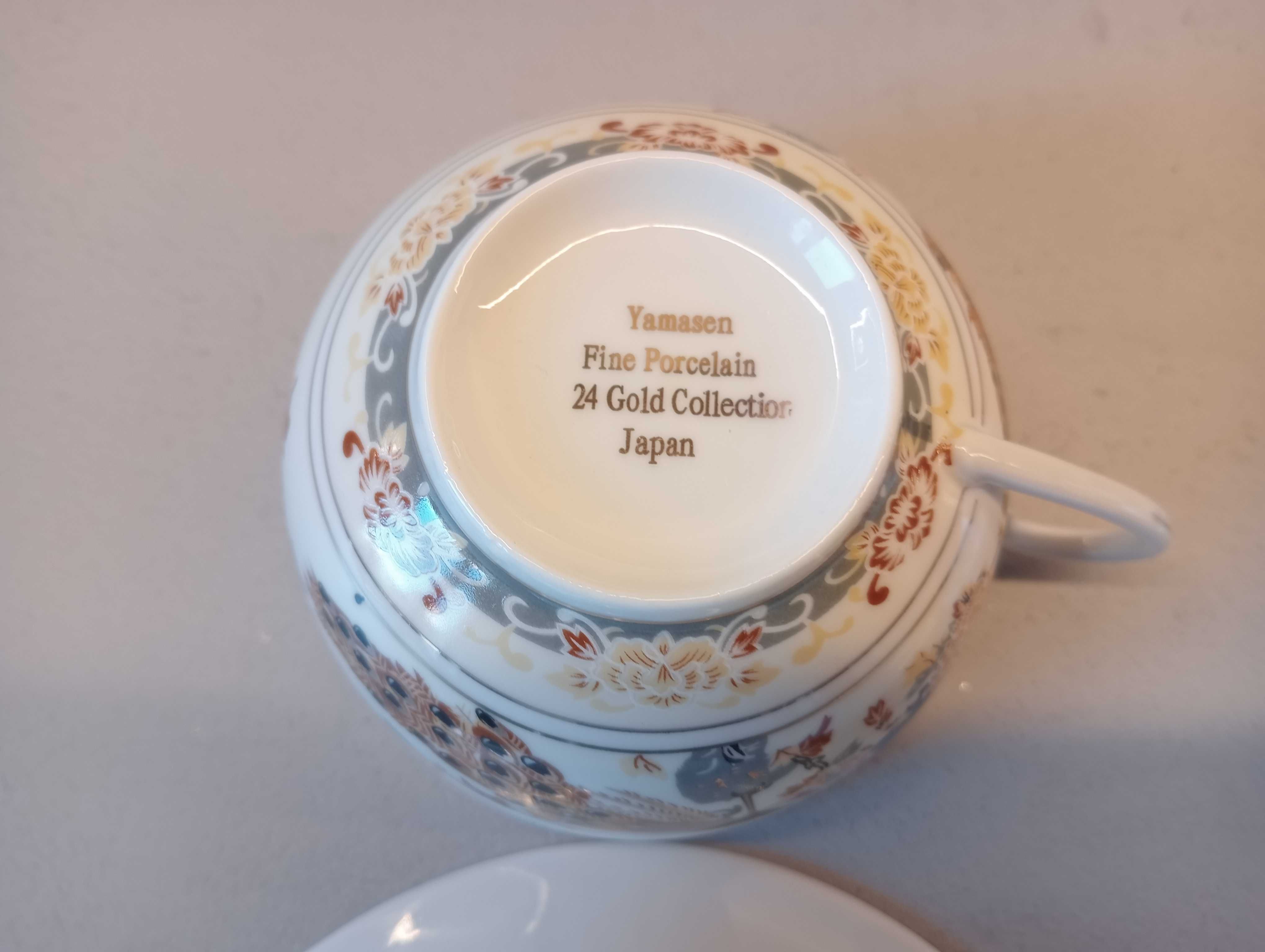 Porcelanowe filiżanki ze spodkiem (dwie sztuki)