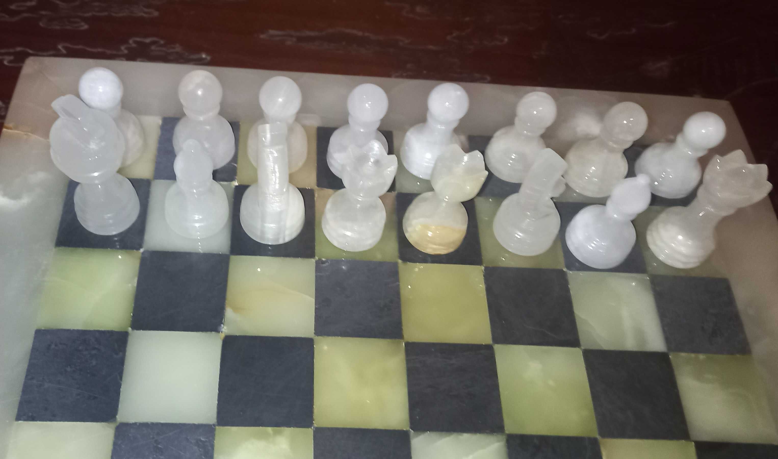 Xadrez em ônix com caixa em veludo e cetim azul. Damas Correio Manhã