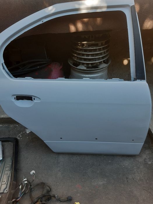 Дверь правая задняя Nissan Primera Р 11 рейсталінг 2000г.
