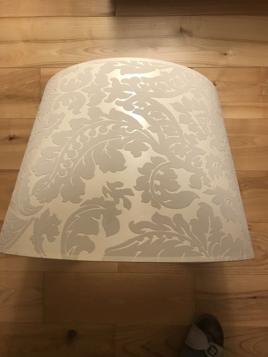 Lampa wisząca z kloszem do sypialni.