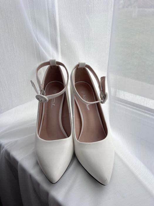 Білі «лодочки» з ремінчиком