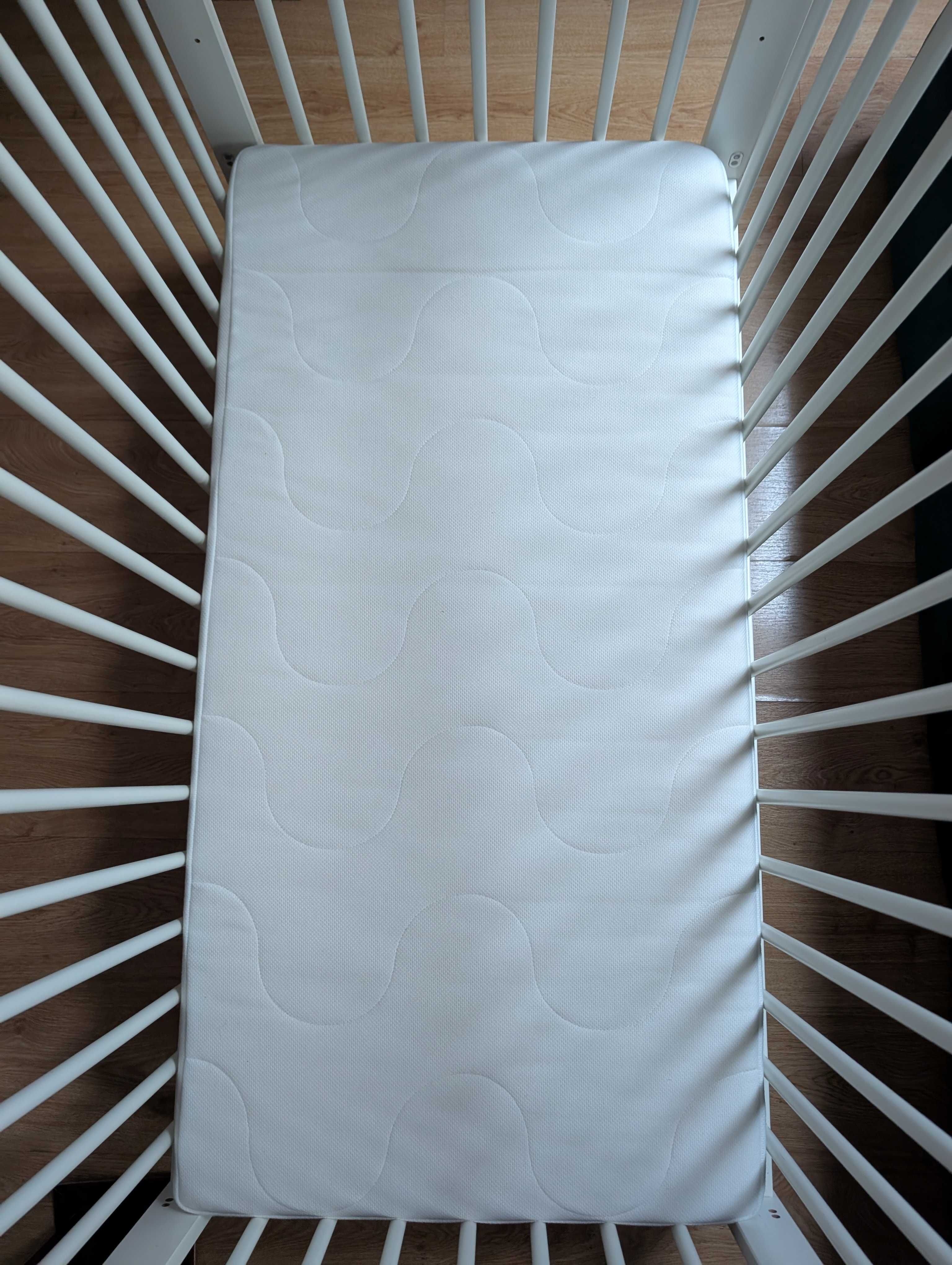 Łóżeczko IKEA GULLIVER z materacem 120x60, ochraniacz merino, stan BDB