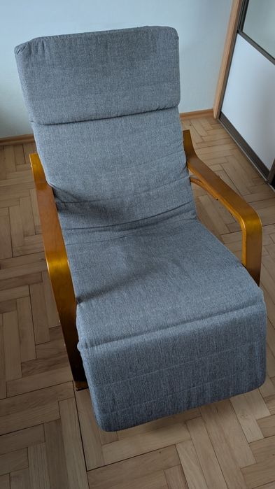 Fotel bujany z rozkładanym podnóżkiem