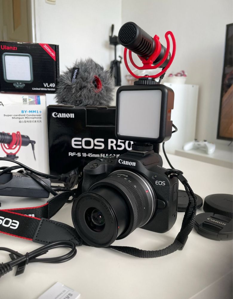 Aparat Canon EOS R50 z obiektywem, lampa, mikrofonem, karta ssd.