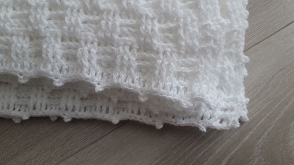 Biały kocyk robiony na szydełku