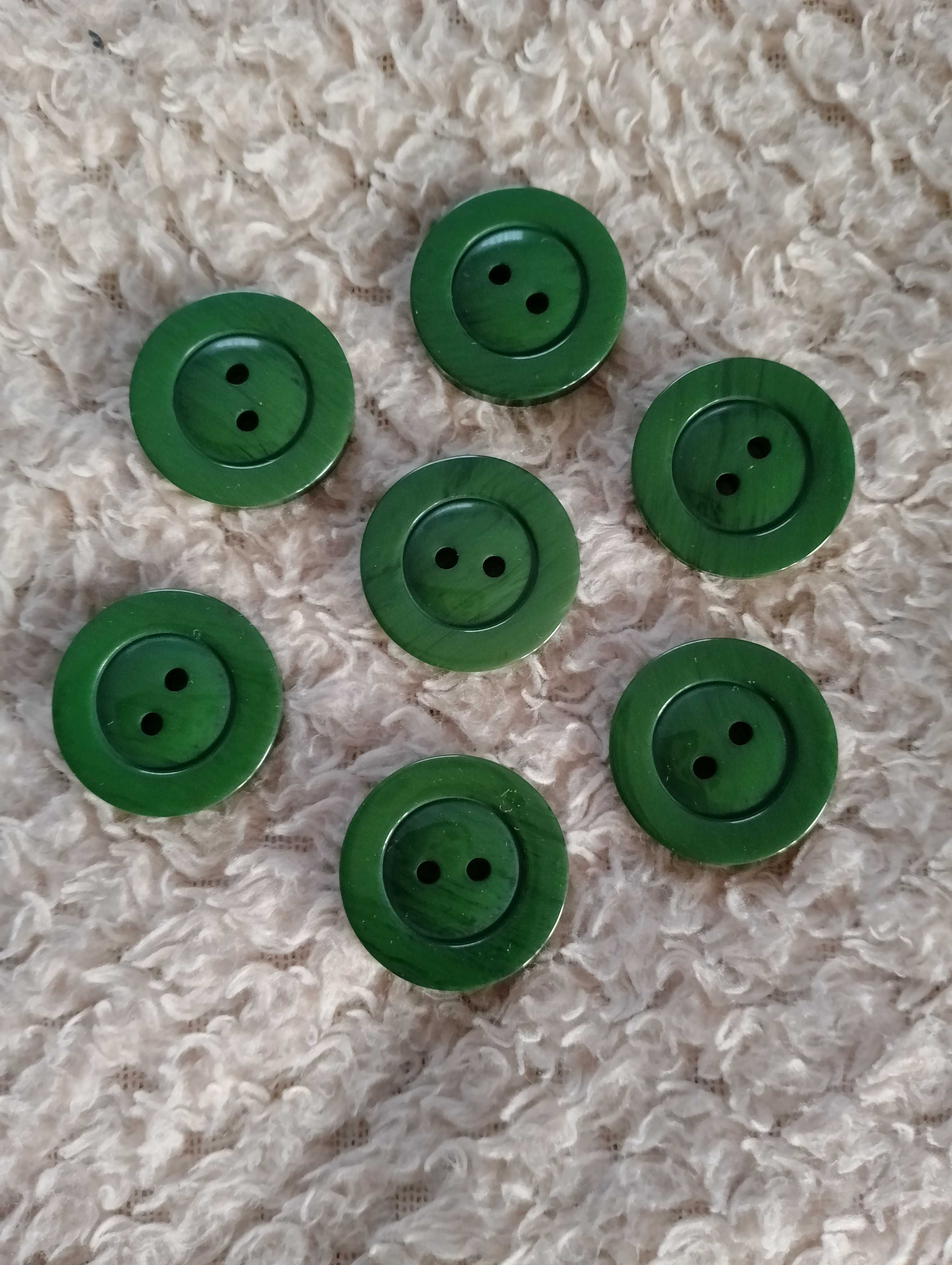Zielone plastikowe guziki