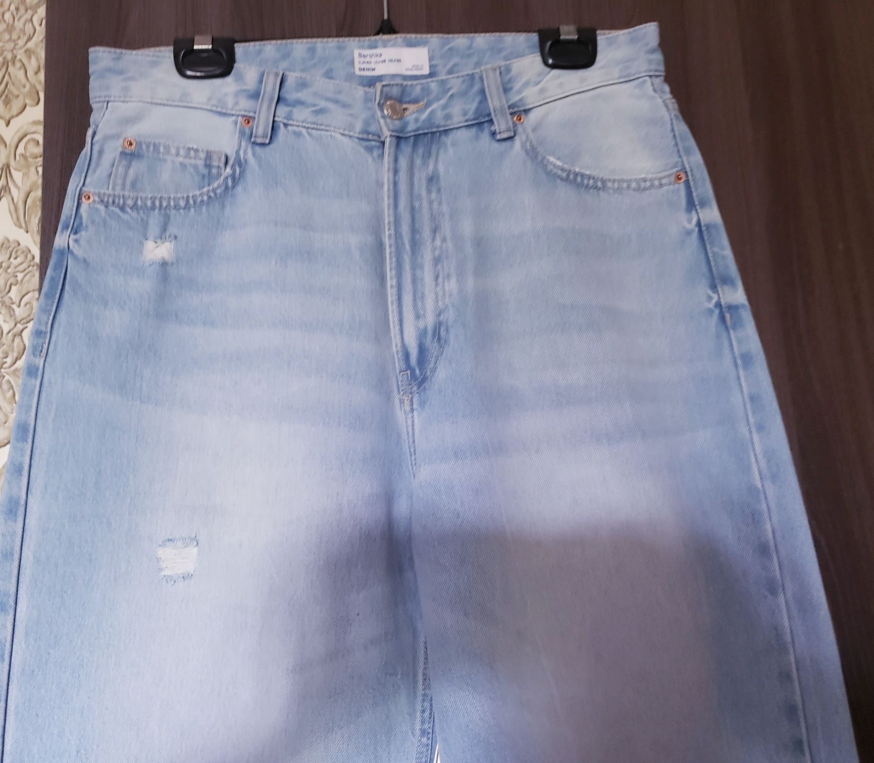 Продам женские. джинсы Bershka голубые, р. XL с разрезами