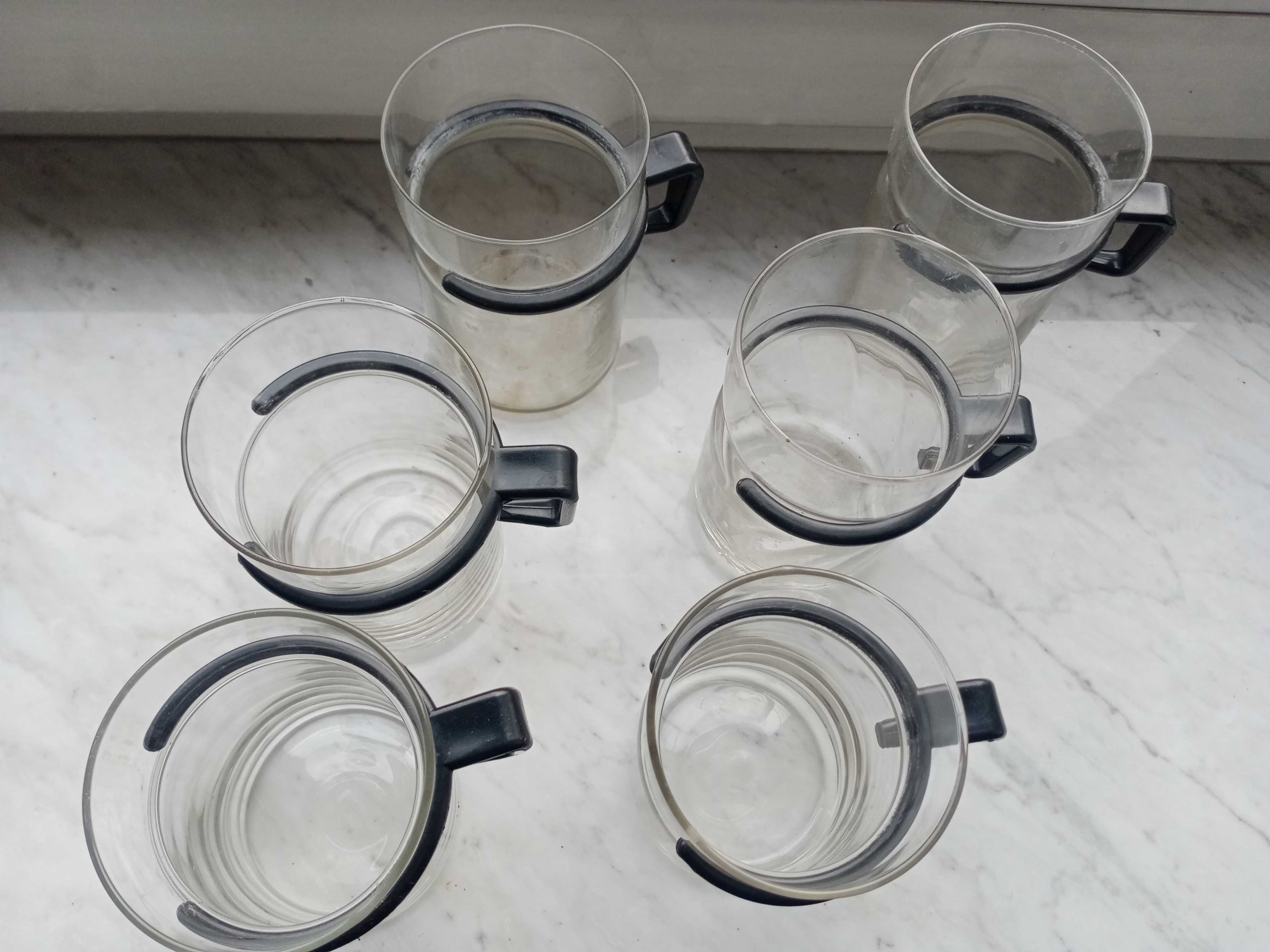Klasyka PRL- 6 szklanek z cienkiego szkła, z plastikowych uchwytem.