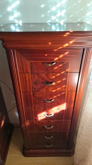 Camiseiro  alto  de madeira maciça