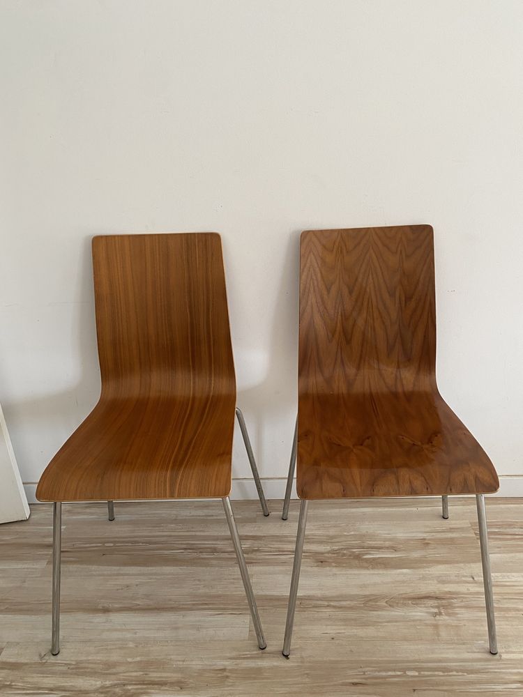 Duas cadeiras de madeira com pernas cromadas -