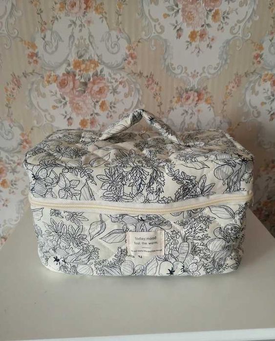 Elegancka duża pojemna kosmetyczka kuferek wzór kwiatowy.