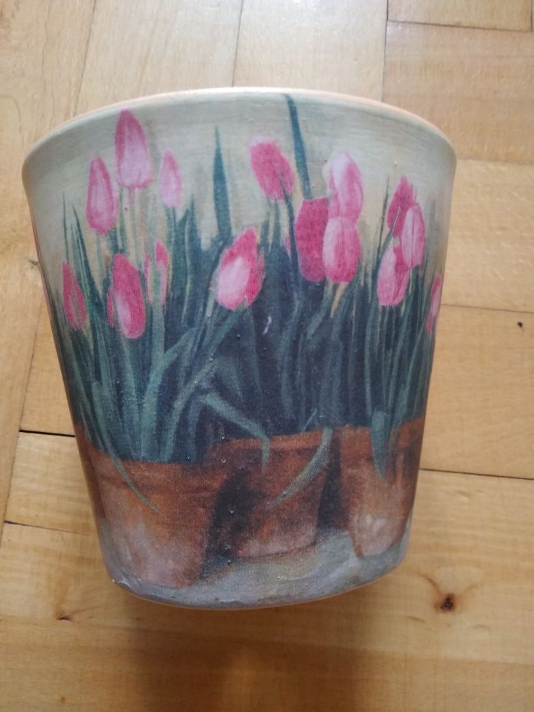 Ozdobna doniczka tulipany kwiaty