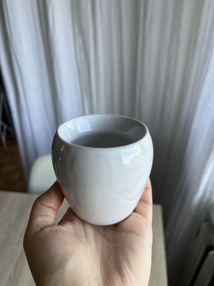 Mała biała doniczka osłonka ceramiczna średnica 5.5 cm
