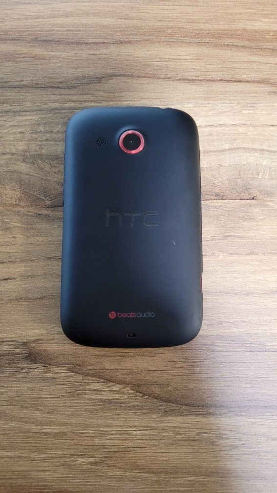 HTC Desire C z ładowarką.