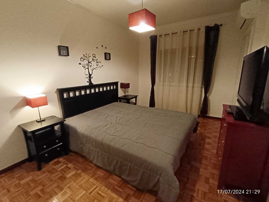 Quarto mobilado e  espaçoso, em Castanheira do Ribatejo