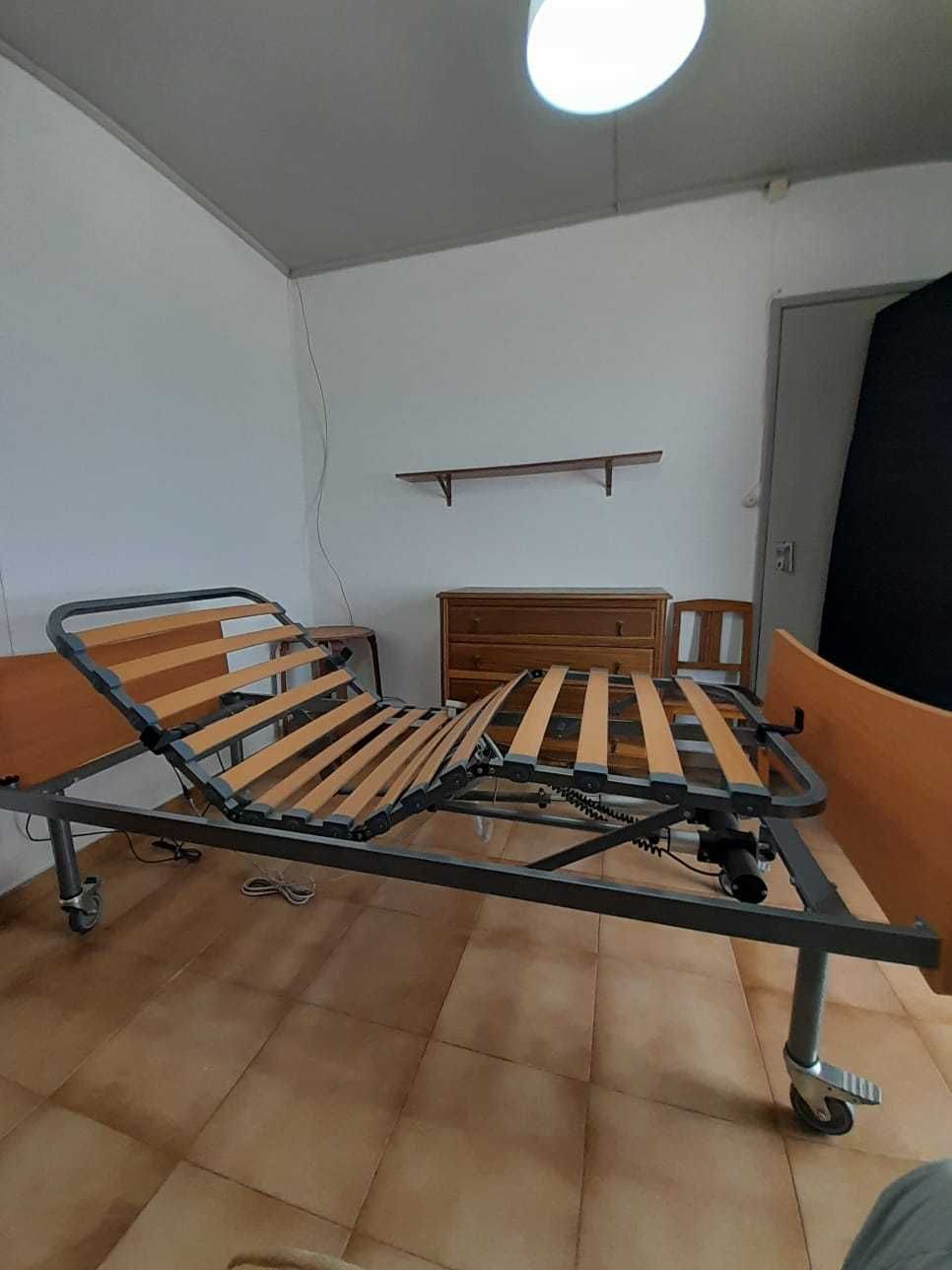 Cama articulada ORTHOS XXI com comando elétrico e colchão anti-escaras