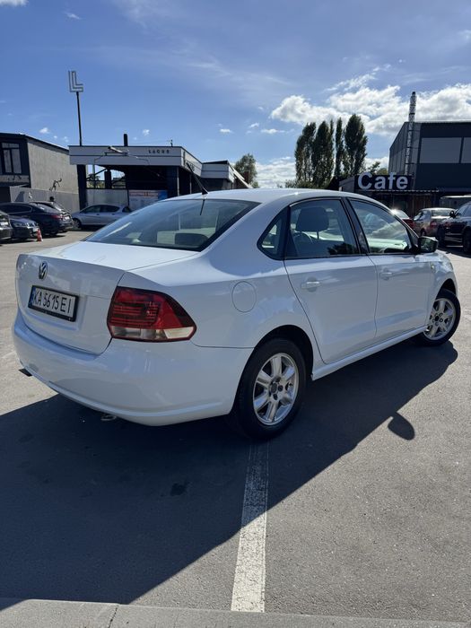 Volkswagen Polo 2015 года выпуска.