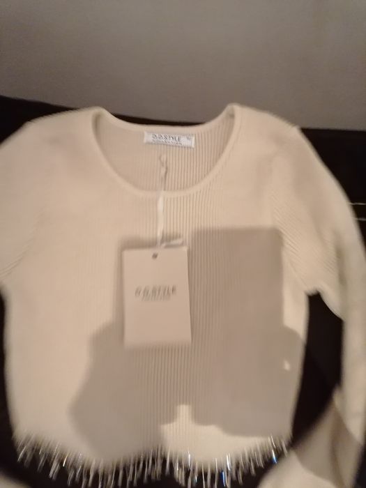 Bluzka sweterkowa z ozdobami