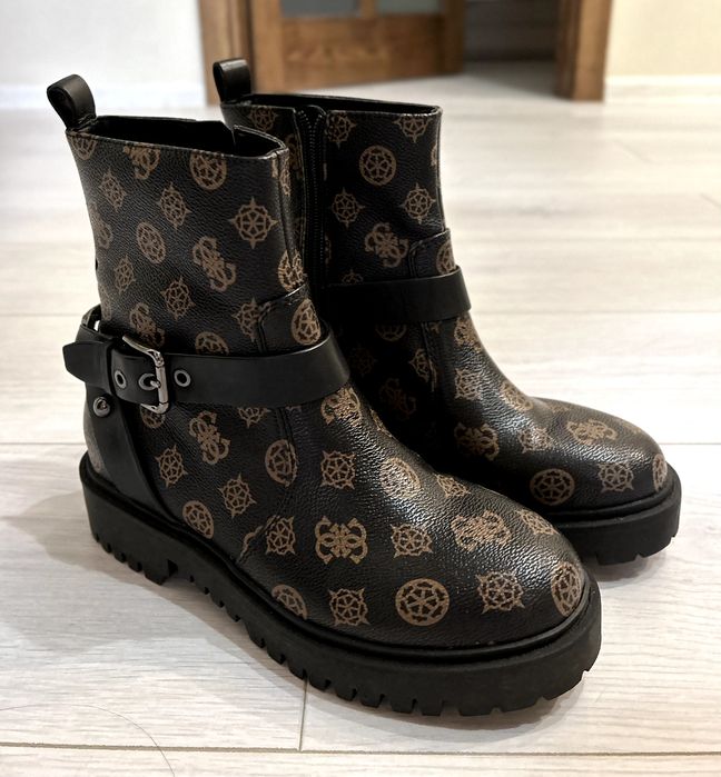 Ботинки бренду Guess