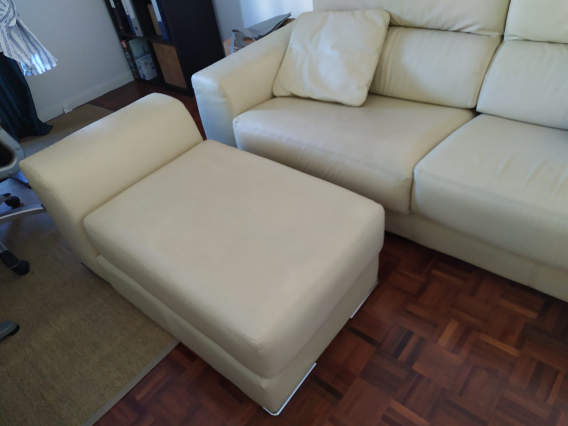 Sofa pele bege com chaise longue