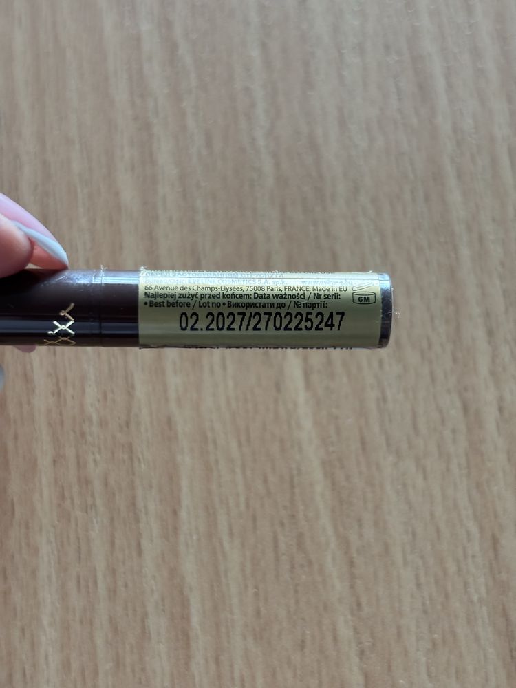 Brązowy eyeliner eveline