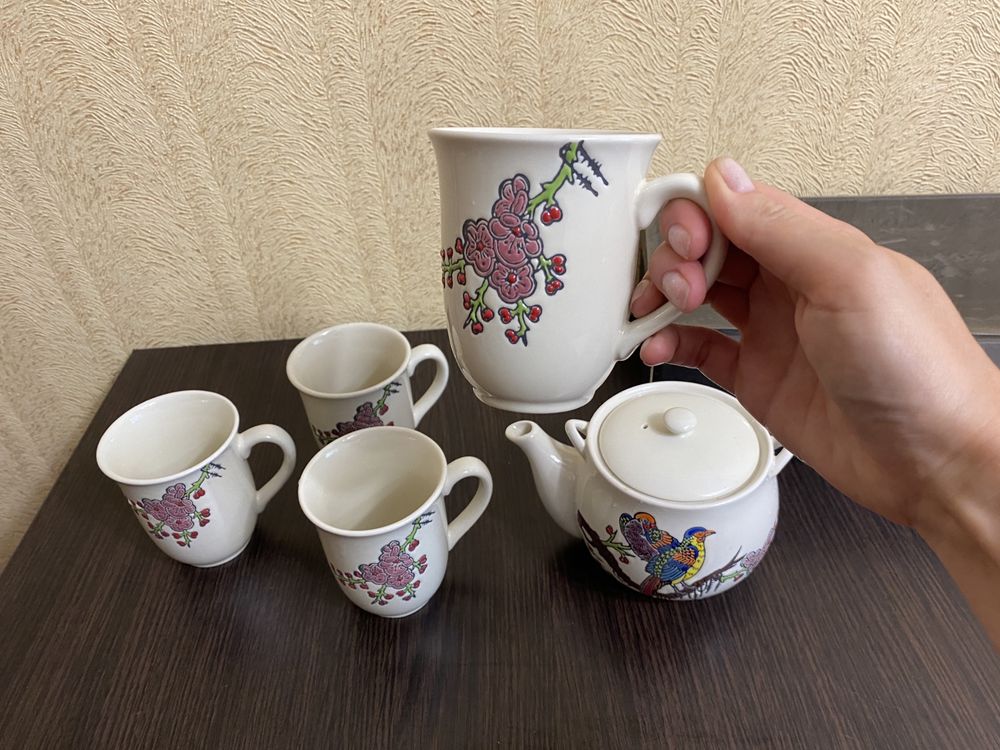 Чайний сервіз, чайник і 4 чашечки
