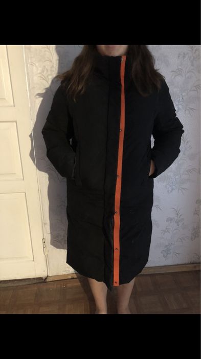 Зимняя куртка в отличном состоянии есть капюшон