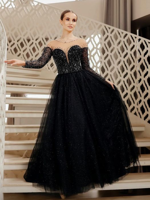 Розпродаж суконь на випускний вечір