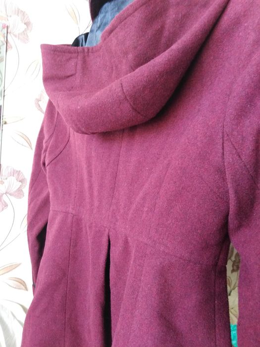 Пальтішко темно вешневе.