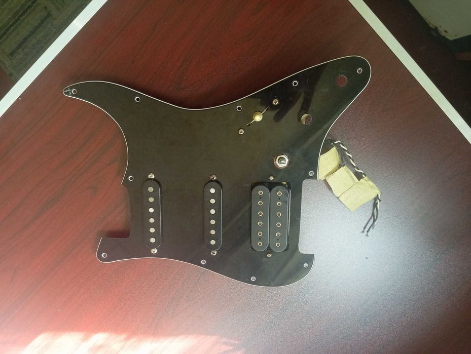 Продам  панель с звукоснимателями на стратокастер