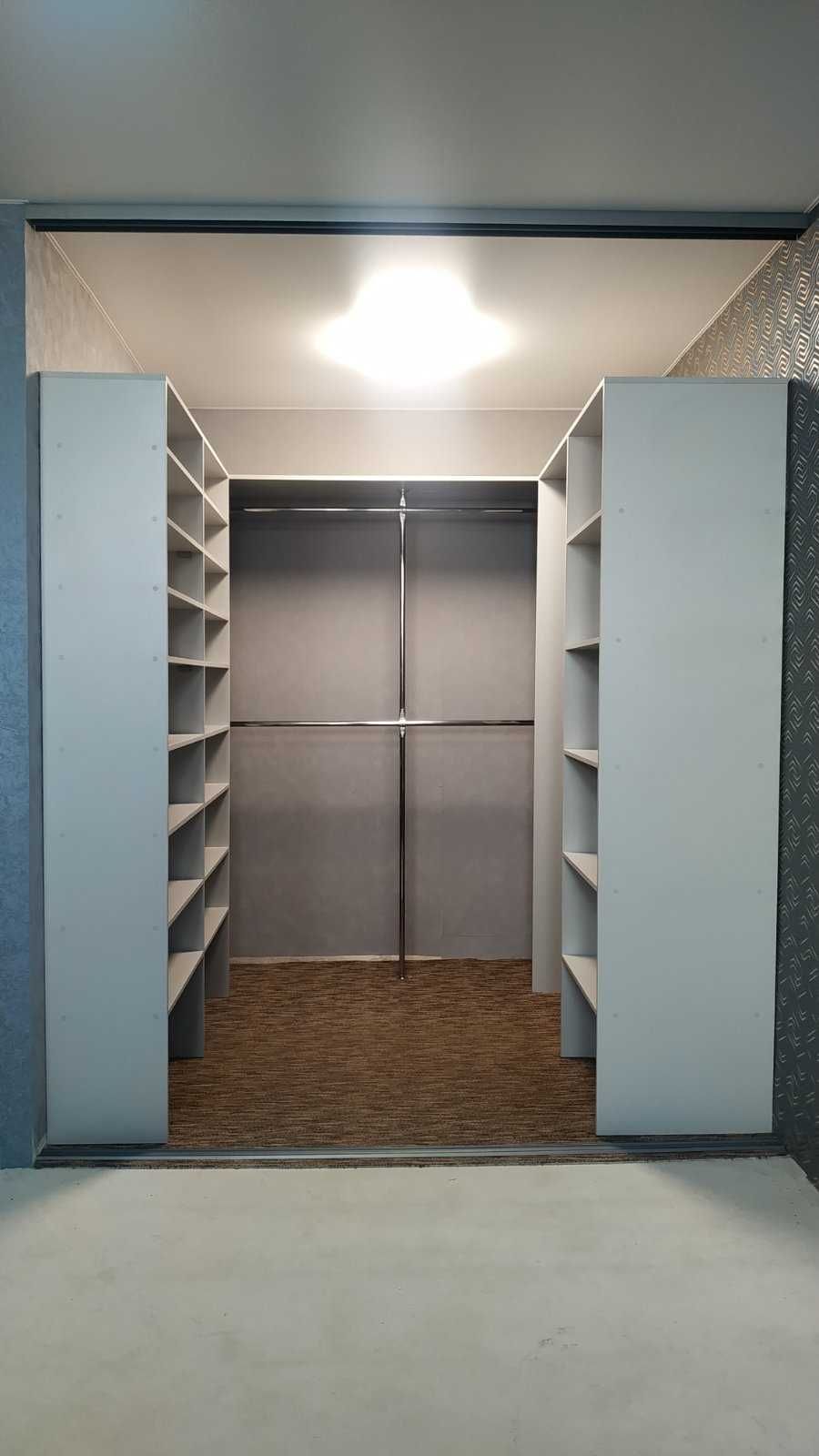 Гардеробная комната, встроенный шкаф купе, раздвижная система.