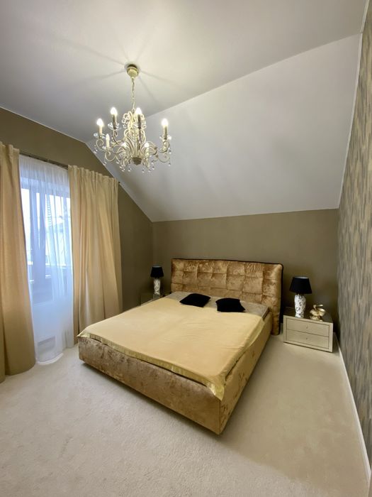 Будинок з басейном