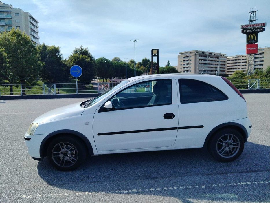 Opel Corsa C Van 1300CDTI de 2006 em Braga