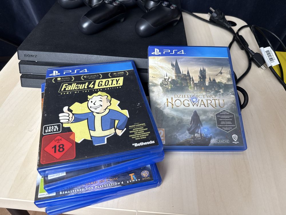 PlayStation 4 pro, 2 pady, 5 gier, PS4 PRO