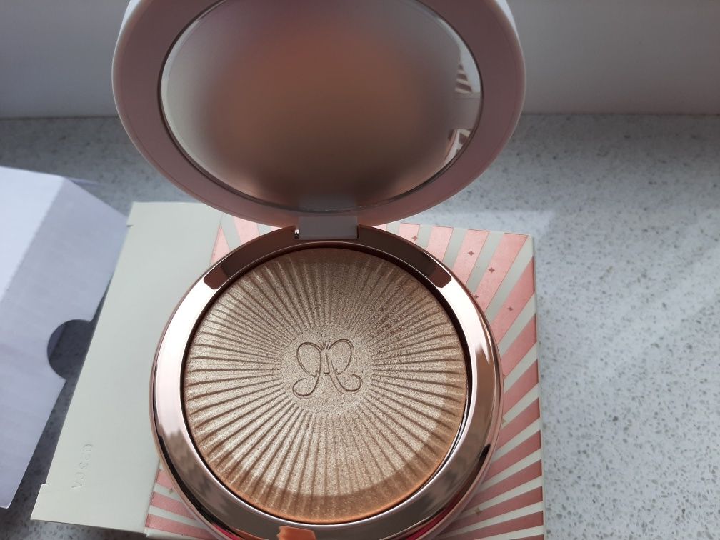 Anastasia Beverly Hils rozświetlacz Sun Idol