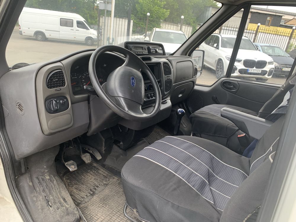 Ford Transit грузовой 3 места 2004 год