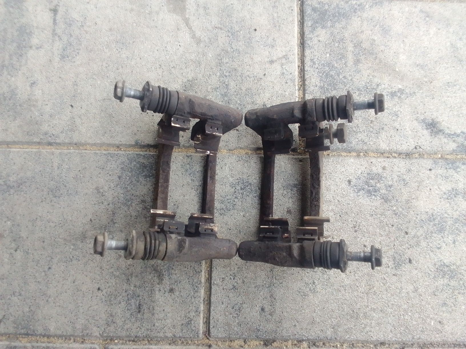 Jarzmo jarzma hamulcowe tył tylne Fiat Stilo rok 2003